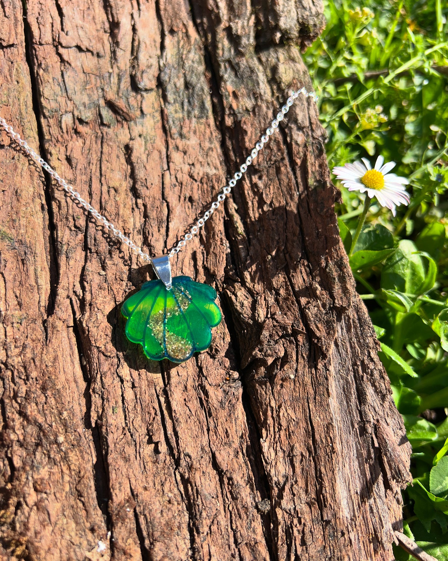 Concha azul artesanal del Camino de Santiago sobre corteza de árbol. Un detalle simbólico para quienes vivieron una experiencia inolvidable en el Camino.