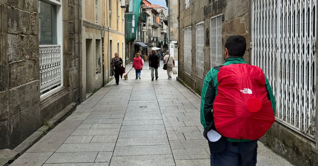 Peregrinos en el Camino de Santiago caminando juntos sin necesidad de agradar a todos.