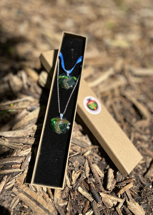 Dos conchas artesanales del Camino de Santiago en una caja con cadena
Conchas de resina hechas a mano, modelo exclusivo doble
Collar simbólico del Camino con dos conchas y una cadena
Dúo del Camino: regalo emocional con esencia del peregrino
Presentación de lujo de dos conchas del Camino de Santiago