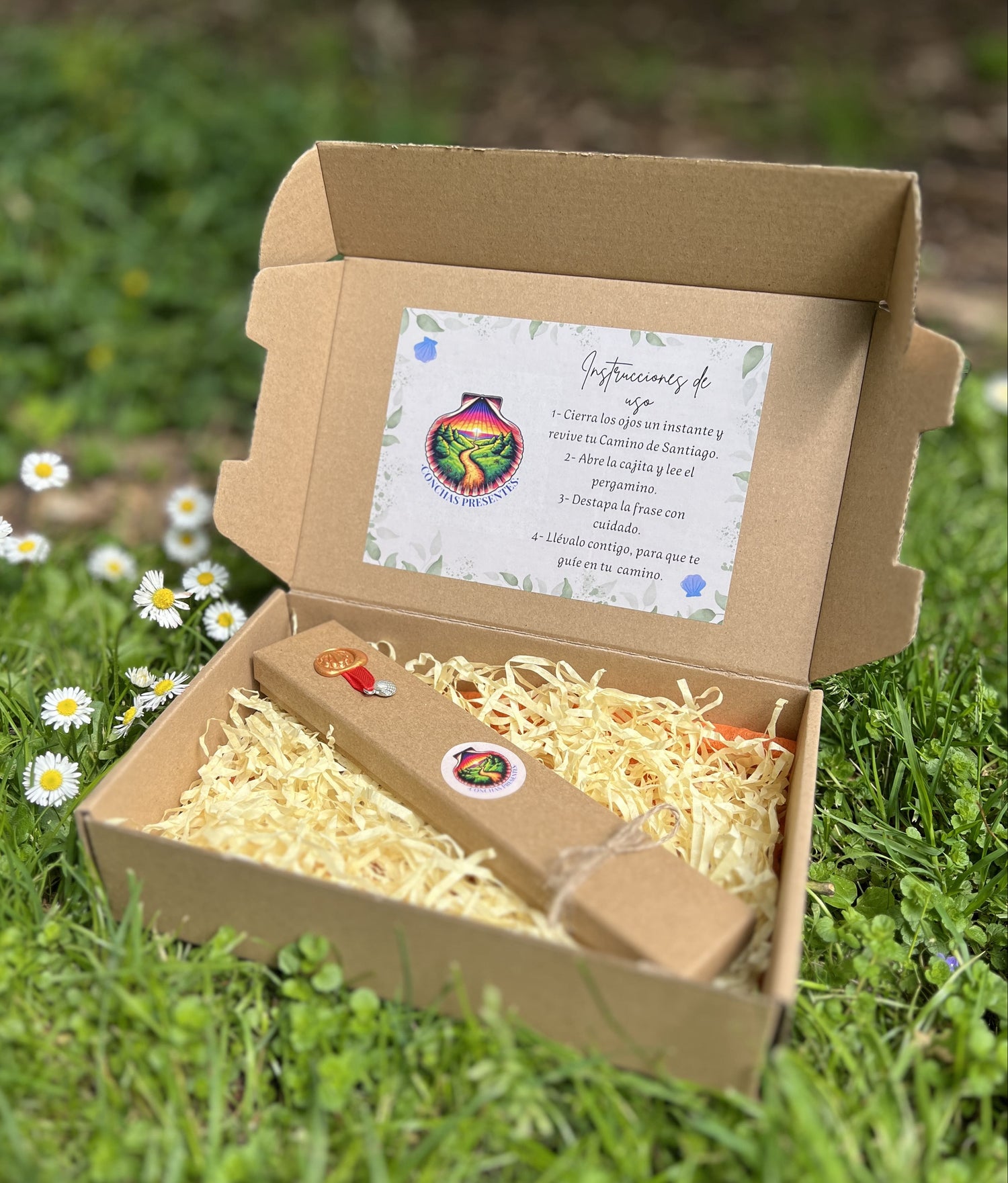 El mejor regalo del camino de Santiago para peregrinos que vivieron el camino de verdad. El mejor regalo del camino de santiago. Caja de presentación abierta con el packaging de Conchas Presentes. Un regalo elegante y simbólico del Camino de Santiago.
