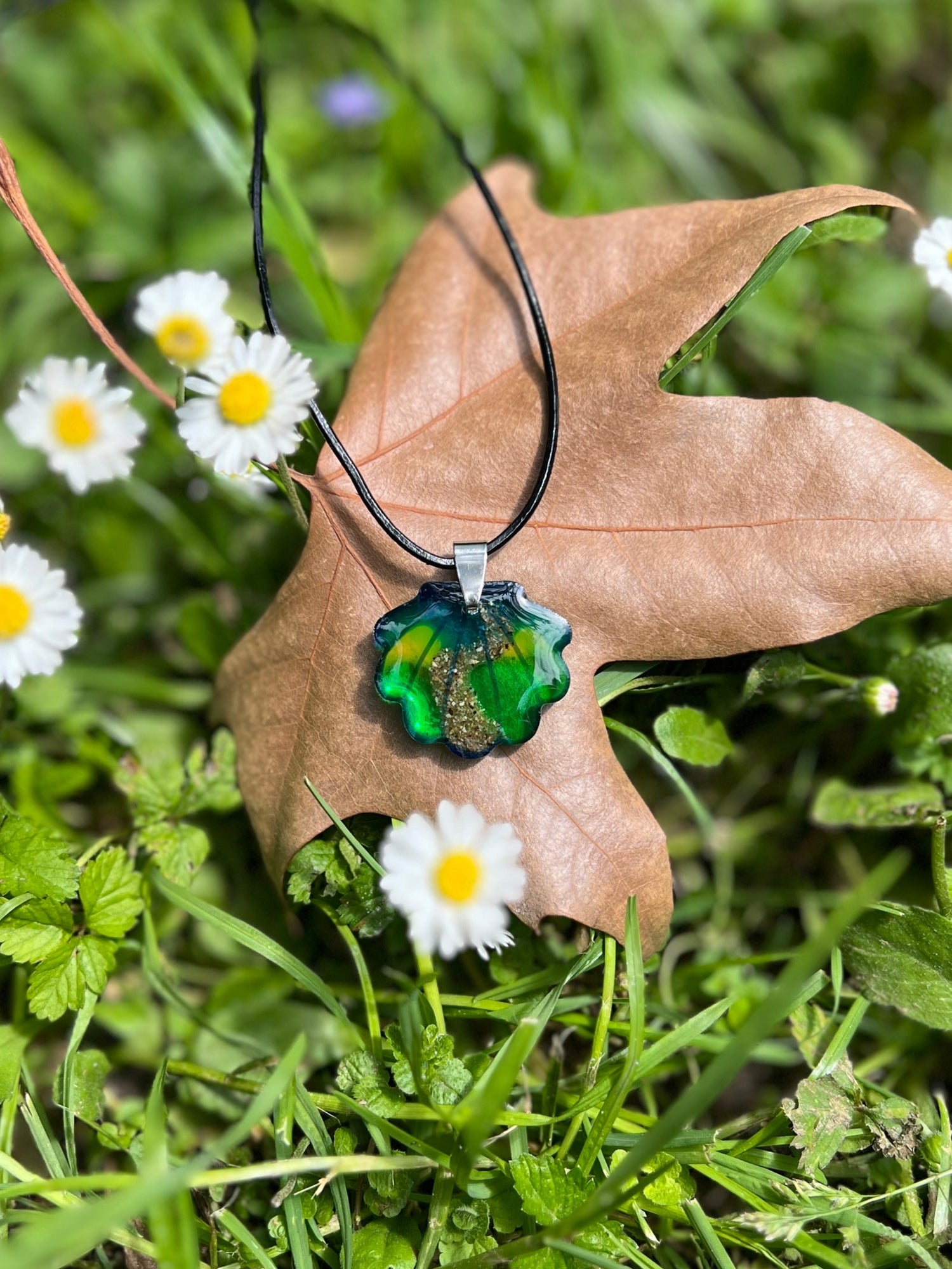 El mejor regalo del camino de Santiago para peregrinos que vivieron el camino de verdad. Concha azul artesanal del Camino de Santiago sobre corteza de árbol. Un detalle simbólico para quienes vivieron una experiencia inolvidable en el Camino.